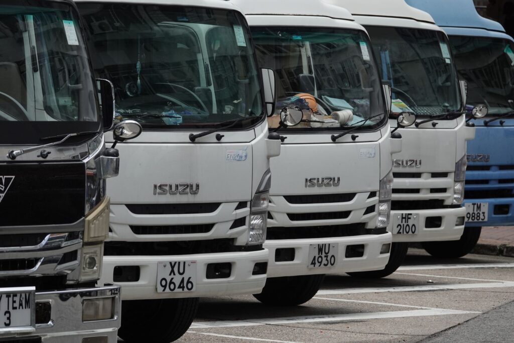 Control de combustible en flota: los 5 pilares que no podés saltar 4 Flota de camiones estacionados — control de combustible