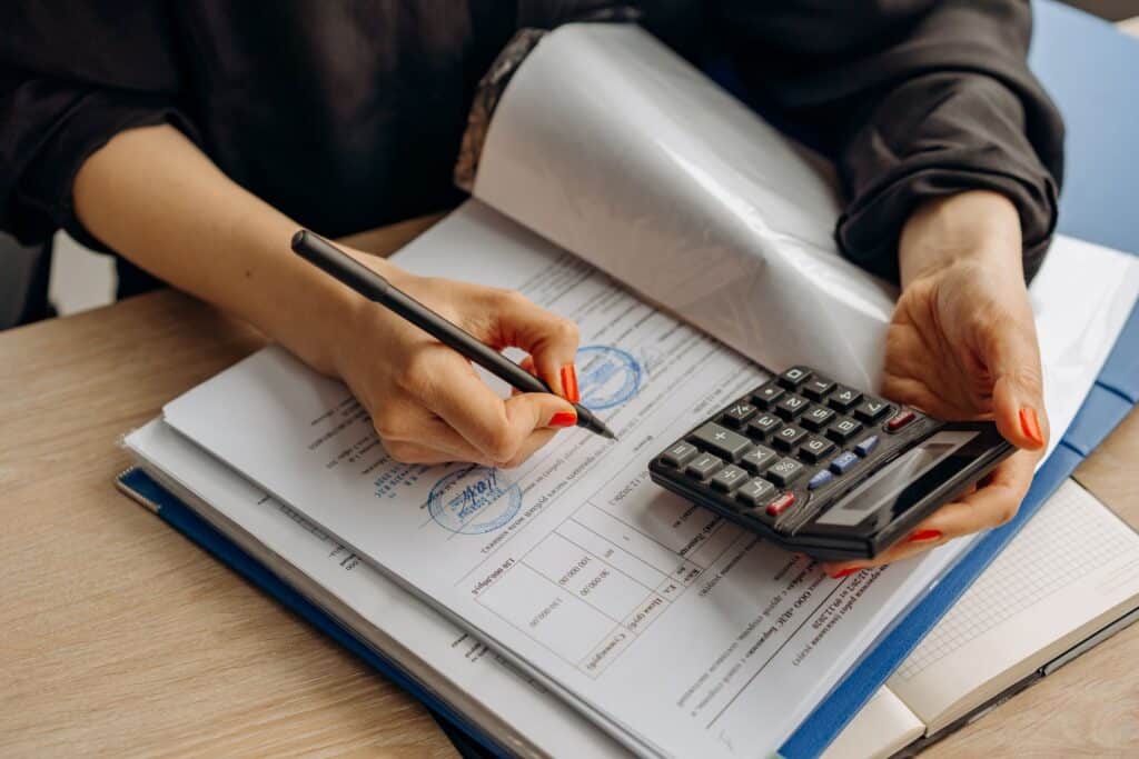 Fraude en cargas de combustible: las 7 señales que más se repiten 1 Auditoría de comprobantes con calculadora y planilla — fraude de combustible