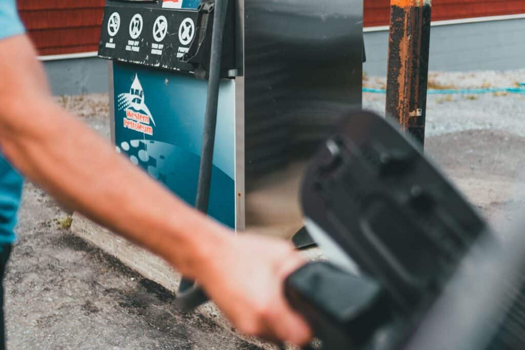 Cómo bajar 12-18% el costo de combustible con las 5 palancas del control 4 Carga de combustible en una unidad de flota, con el surtidor en primer plano