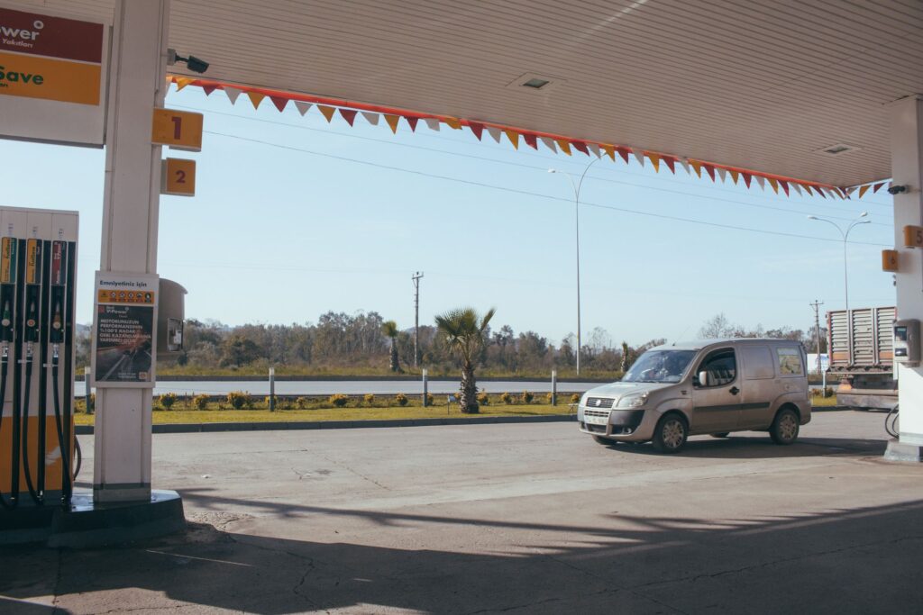 Cómo VEC Fleet detecta automáticamente cargas inválidas: el algoritmo en lenguaje claro 3 Vehículo comercial de una flota cargando combustible en una estación de servicio