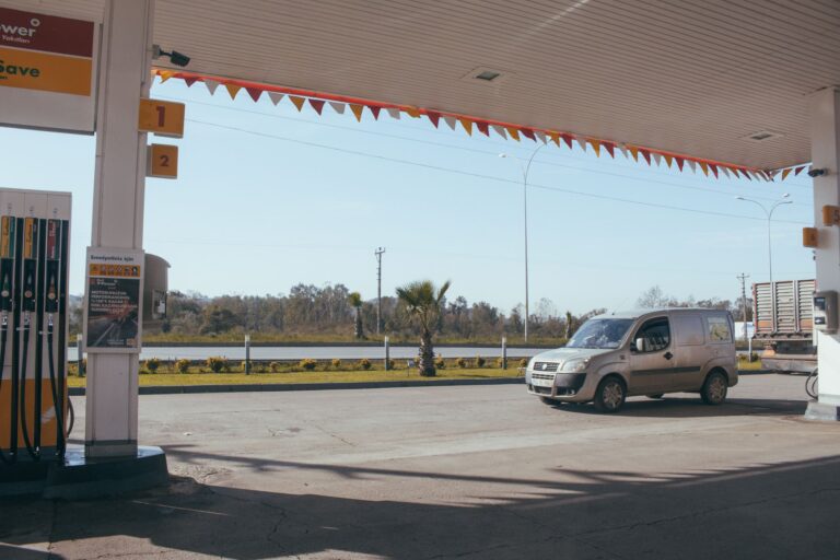 Blog 7 Vehículo comercial de una flota cargando combustible en una estación de servicio