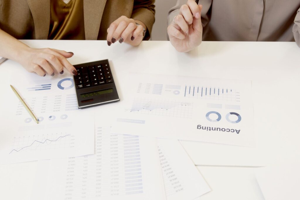 Equipo revisando documentos contables con una calculadora