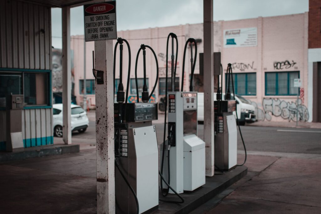 Integración del módulo de Combustible con el proveedor de combustible: qué aporta y qué requiere 3 Surtidores de combustible en una estación de servicio