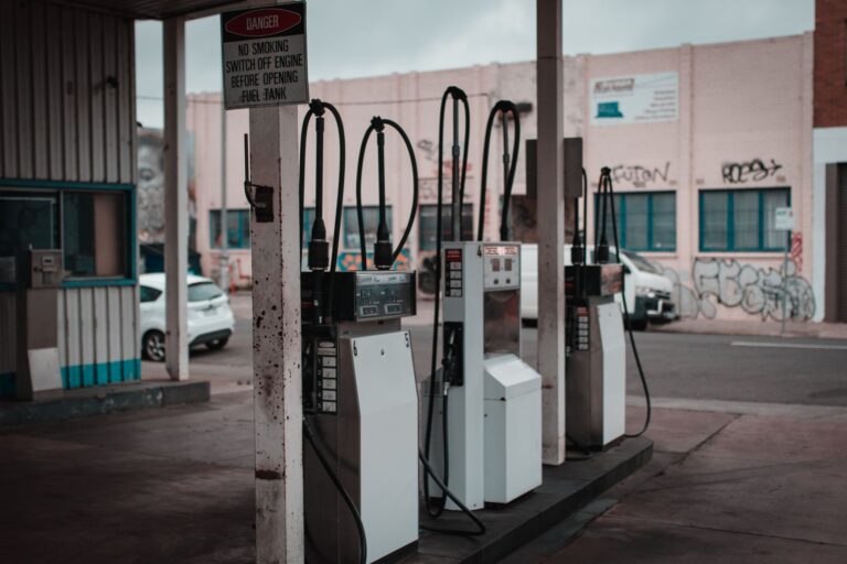 Blog 8 Surtidores de combustible en una estación de servicio