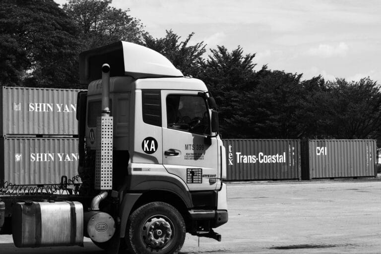 Blog 5 Camión de carga estacionado en una playa logística