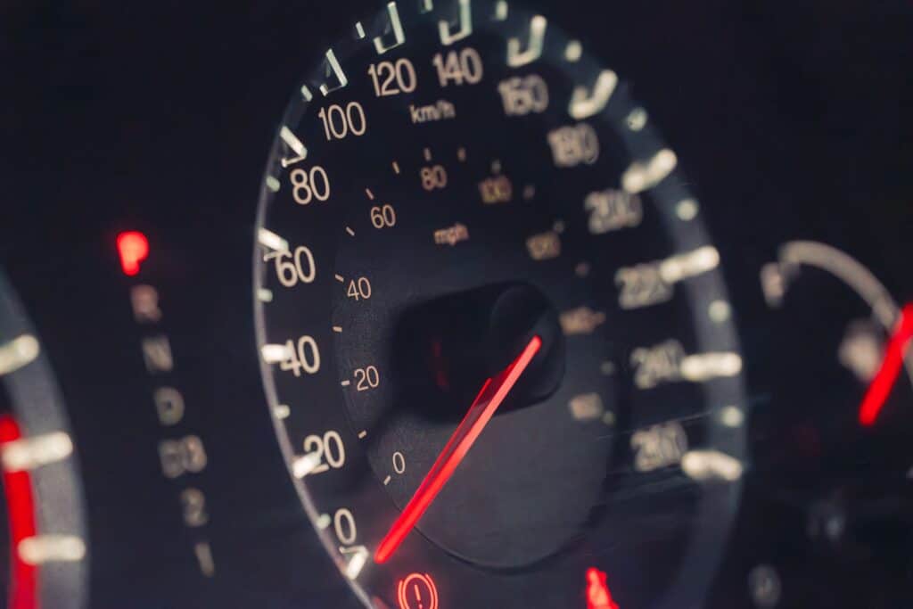 Mantenimiento por kilometraje o por tiempo: cuál aplica a tu flota 8 Tablero de un vehículo con el velocímetro y el cuentakilómetros