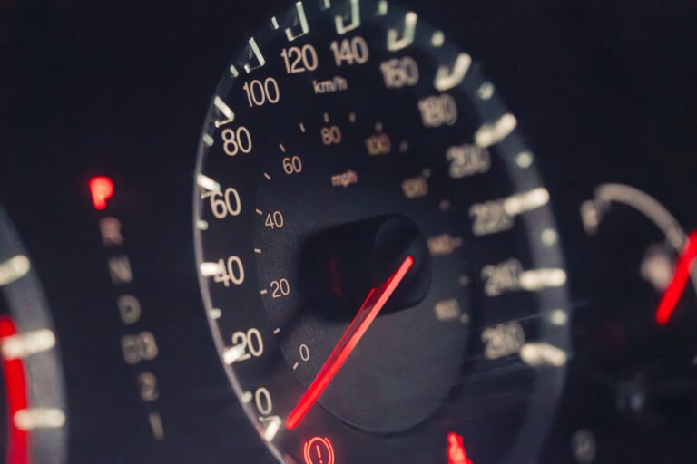 Blog 2 Tablero de un vehículo con el velocímetro y el cuentakilómetros