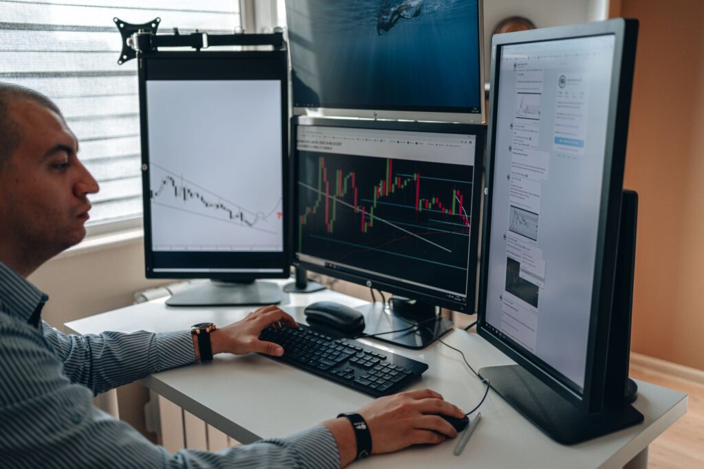 Comparación de eficiencia entre conductores: cómo se construye y cómo se interpreta 7 Analista revisando gráficos de rendimiento en varios monitores