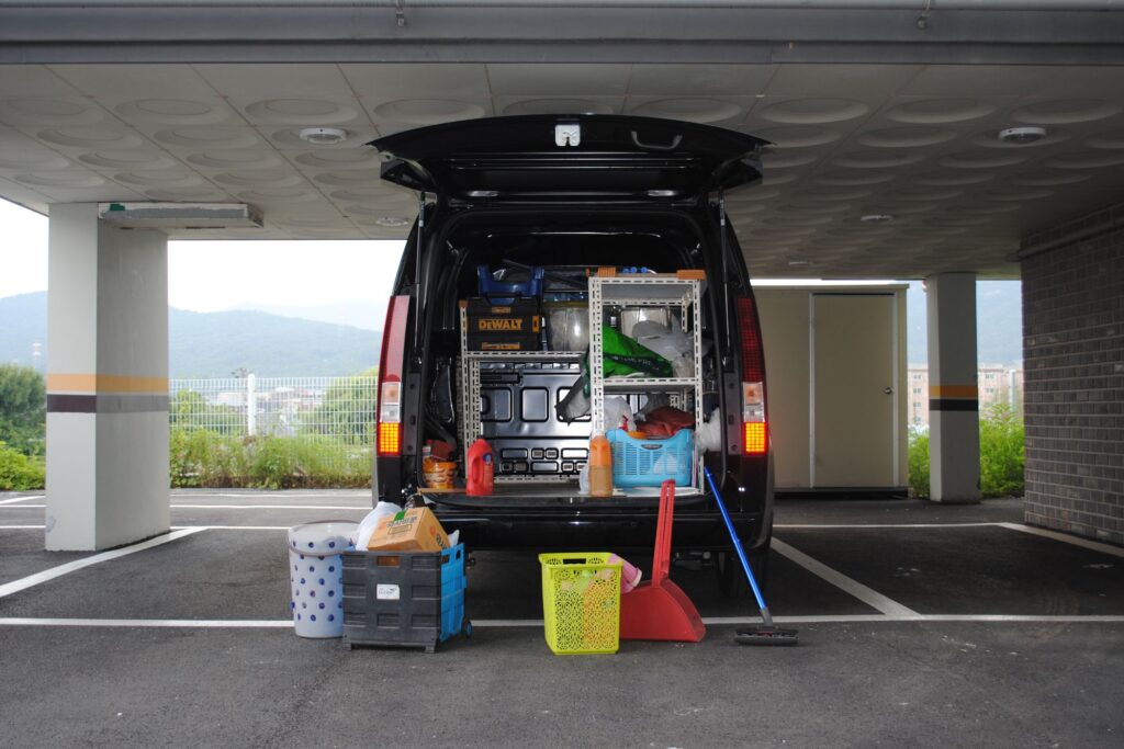 Furgoneta de servicio con equipamiento y herramientas en la caja