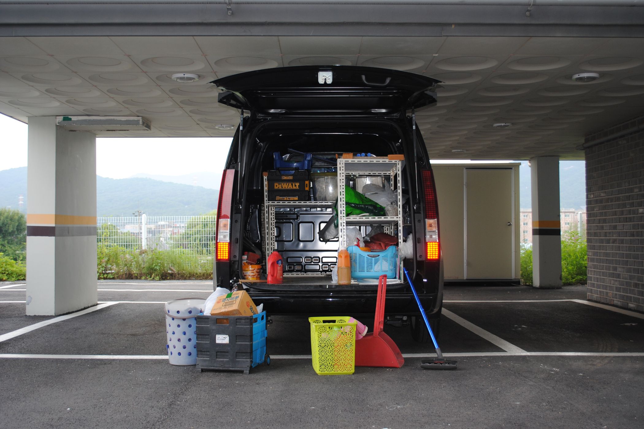 Furgoneta de servicio con equipamiento y herramientas en la caja